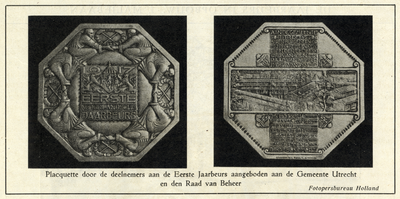 818006 Afbeelding van de voor- en achterzijde van de, door de Koninklijke Utrechtsche Fabriek van Zilverwerken C.J. ...